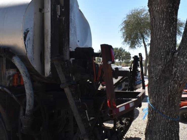 1999-sterling-oiling-truck-(will-not-build-air-pressure)-(vin-#-2fzhrjaa8xa-image-3