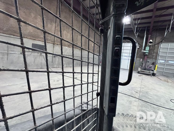 2011-new-holland-l218-image-34