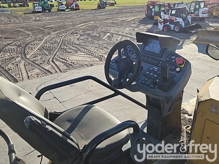 2017-caterpillar-ap-1000f-image-30