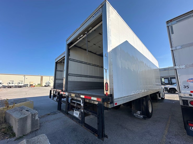 2020-freightliner-m2-106-image-11