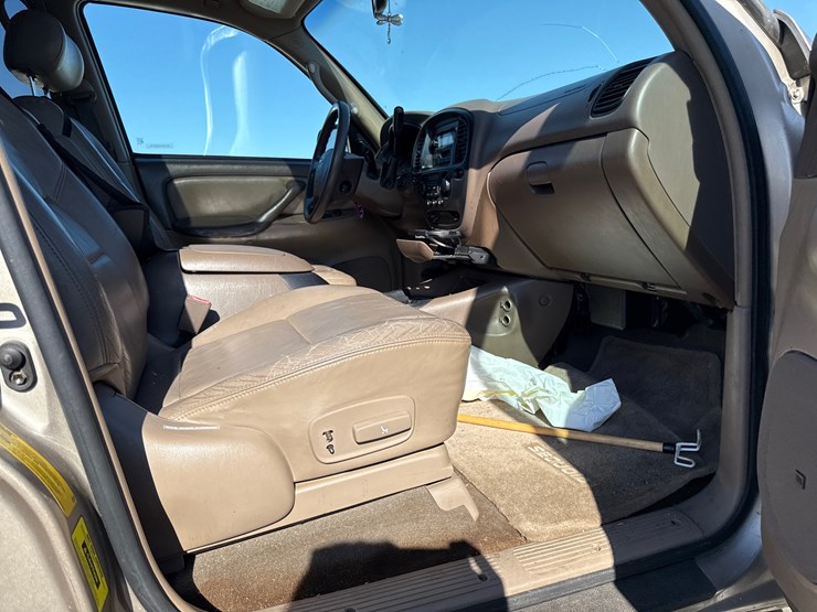 2004-toyota-sequoia-image-31