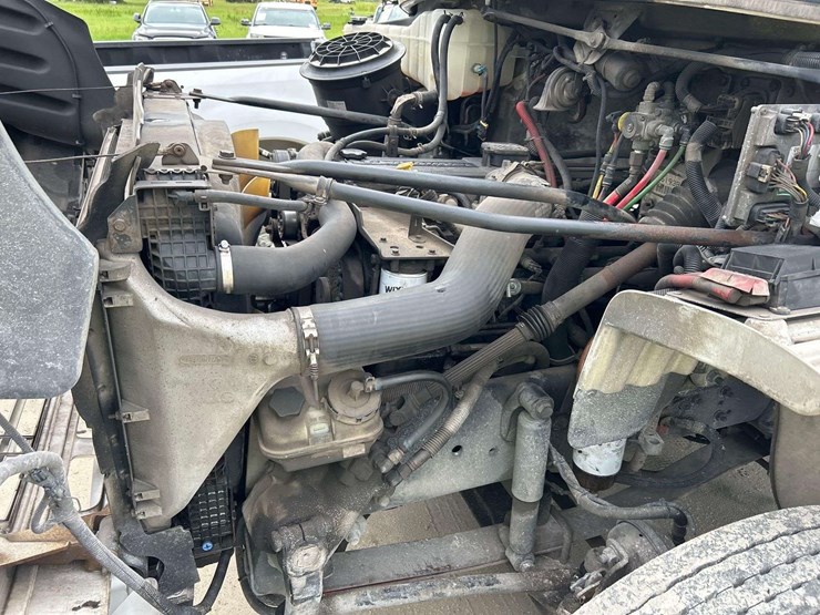 2005-freightliner-m2-106-image-6