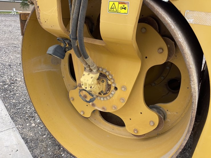 2017-caterpillar-cb66b-image-15