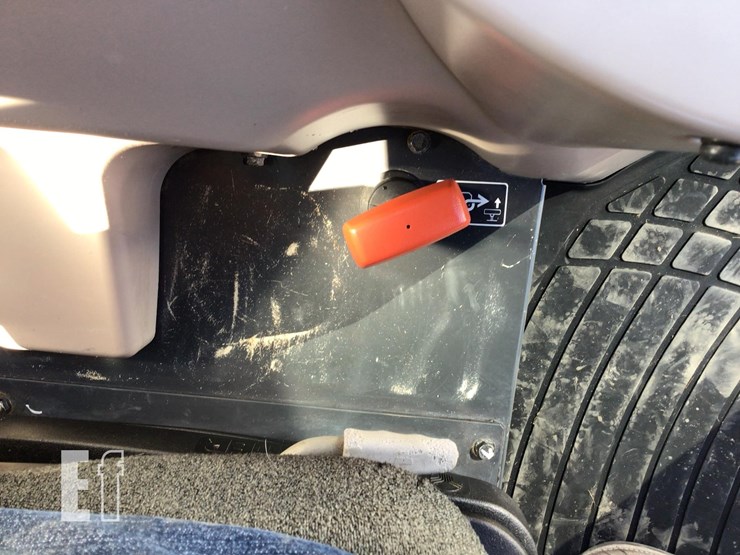 2015-kubota-m7060-image-17