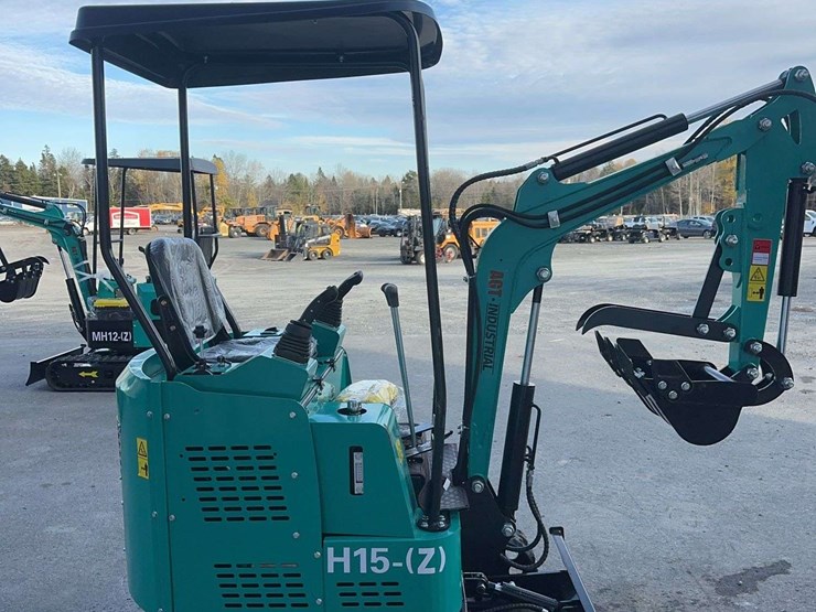 2025-agt-h15z-mini-excavator-image-4
