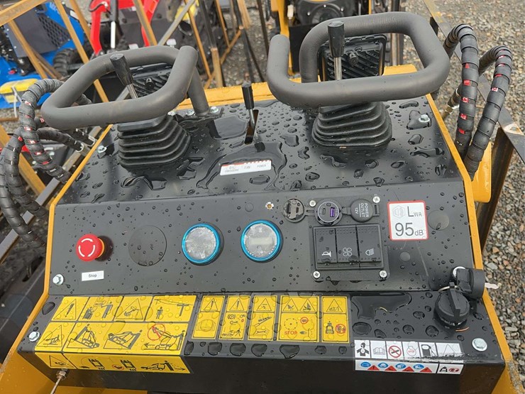 2025-agt-mx-mzt14-compact-track-loader-image-4