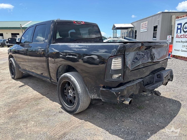 2014-ram-1500-4x4-crew-cab-pickup-truck-image-4