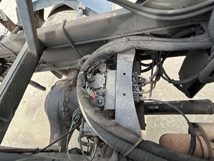 2005-freightliner-m2-106-image-23