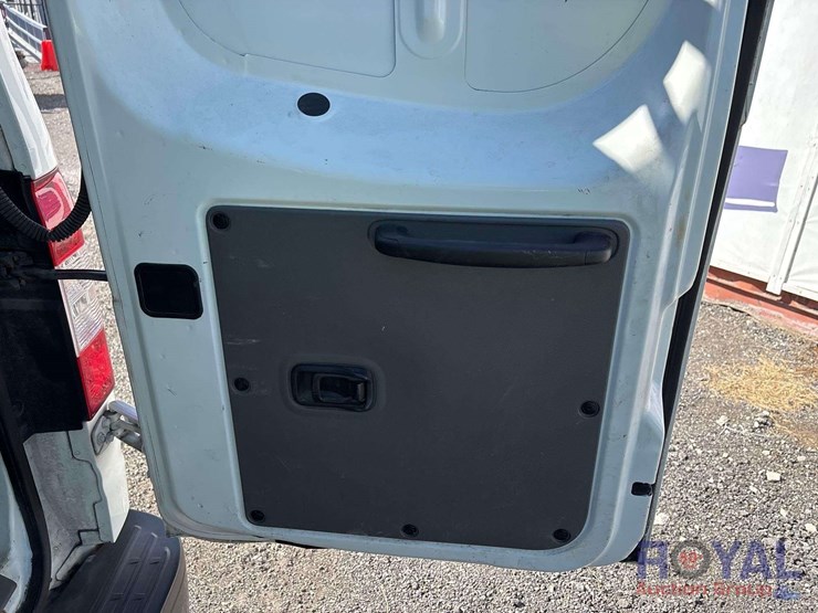 2021-nissan-nv2500hd-image-21