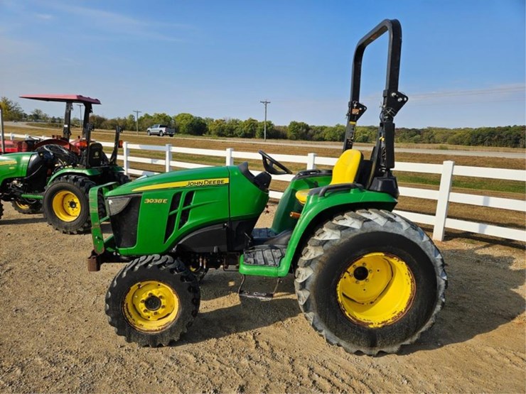 john-deere-3038e-image-2