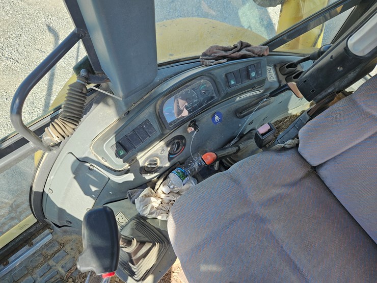 2004-new-holland-lb75b-image-12