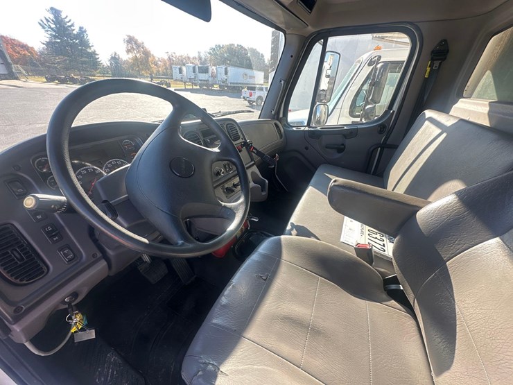 2020-freightliner-m2-106-image-5