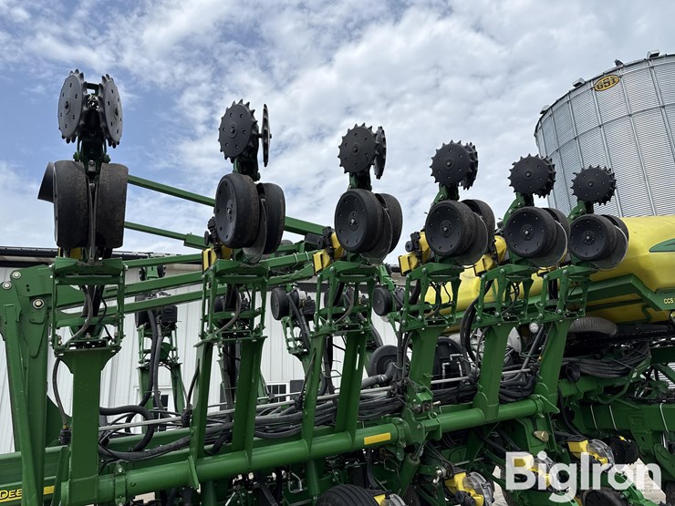 john-deere-16-image-15