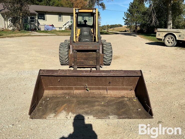 1990-new-holland-l785-image-2