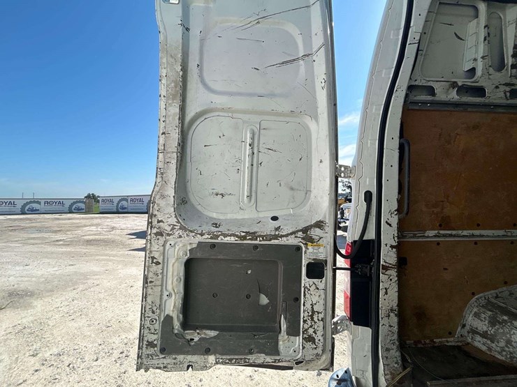 2012-nissan-nv2500hd-image-19