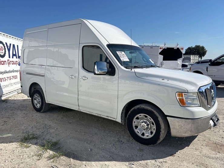 2012-nissan-nv2500hd-image-2