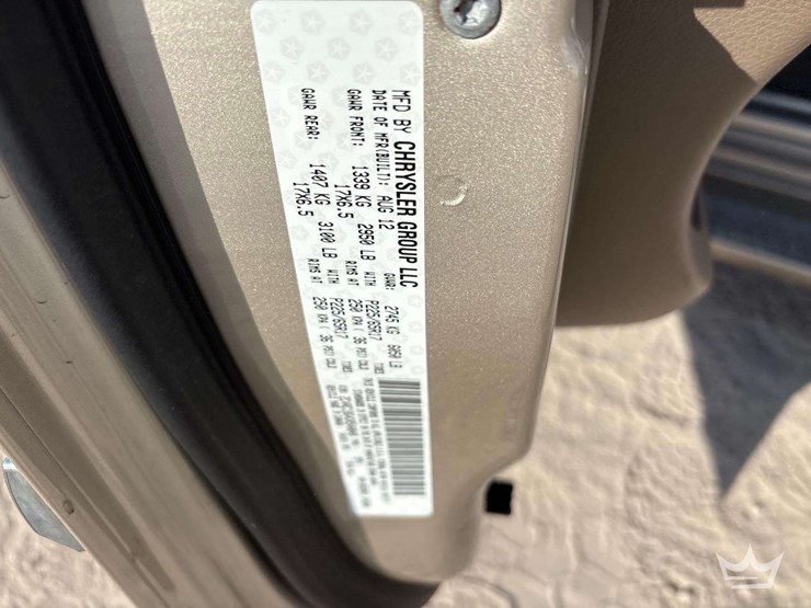 2013-chrysler-town-&-country-image-5