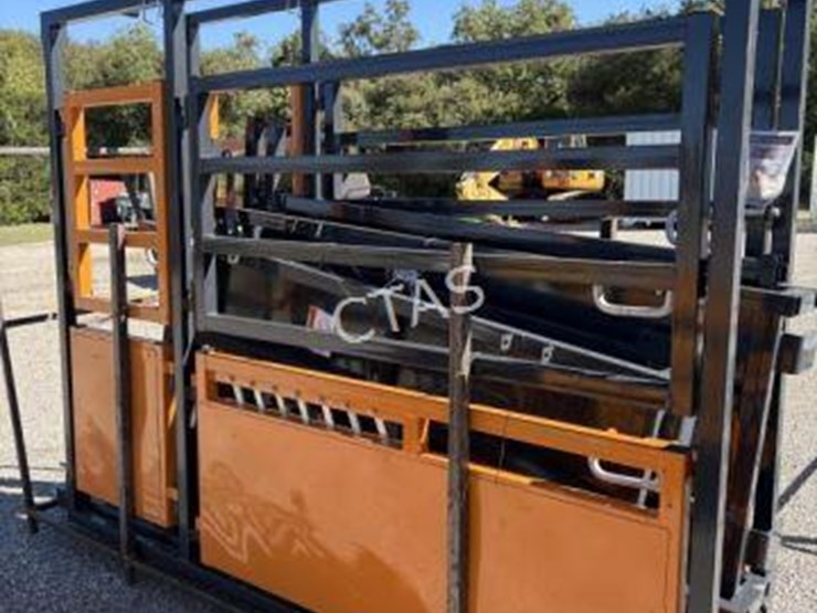 #72-•-10'-cattle-work-chute---model:-lhr-csc10-image-2