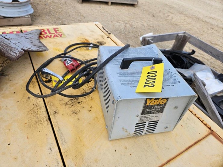 #3032-•-yale-automatic-24-volt-battery-charger-image-8