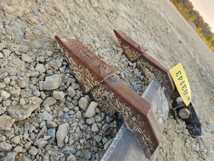 #3143-•-bobcat-78"-bolt-on-tooth-bar-image-7