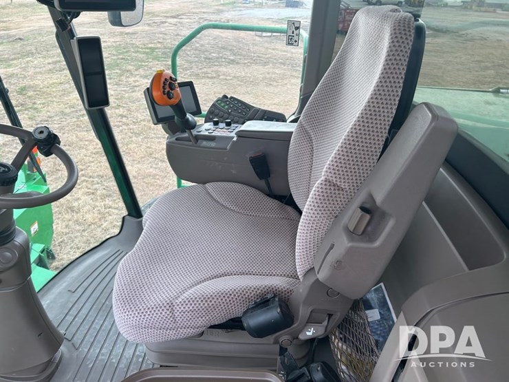 2020-john-deere-w235-image-31
