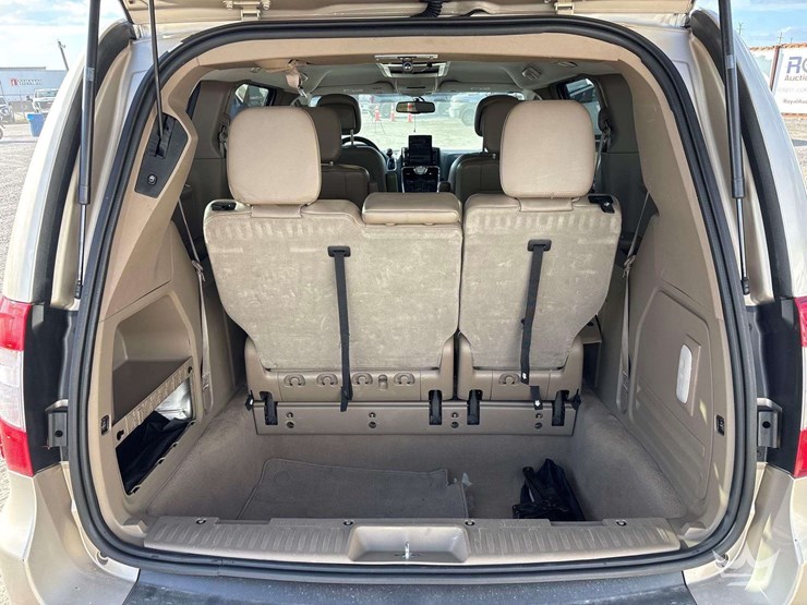 2013-chrysler-town-&-country-image-18