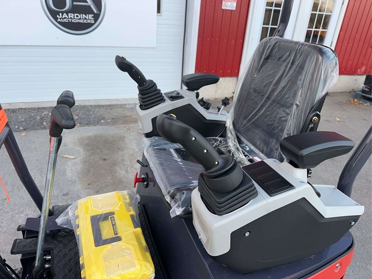 2025-agt-mx15z-mini-excavator-image-13