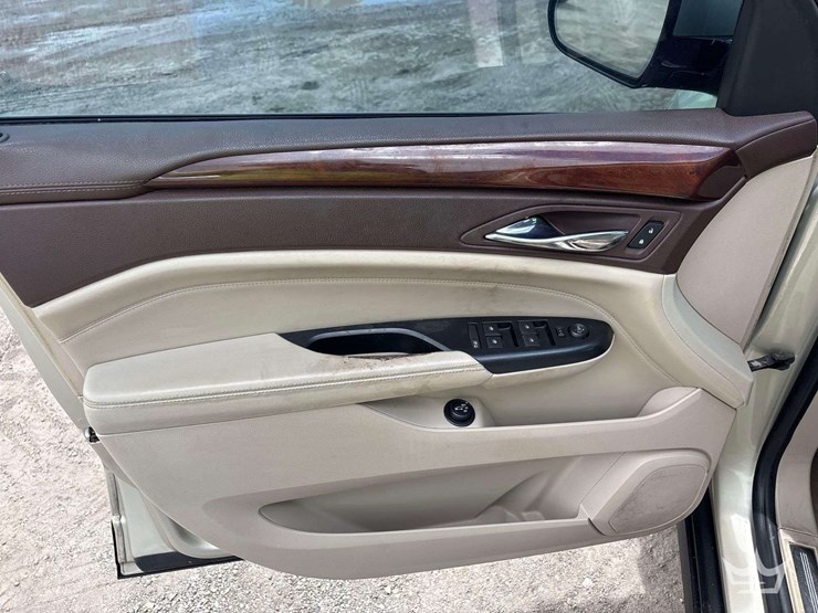 2013-cadillac-srx-image-11