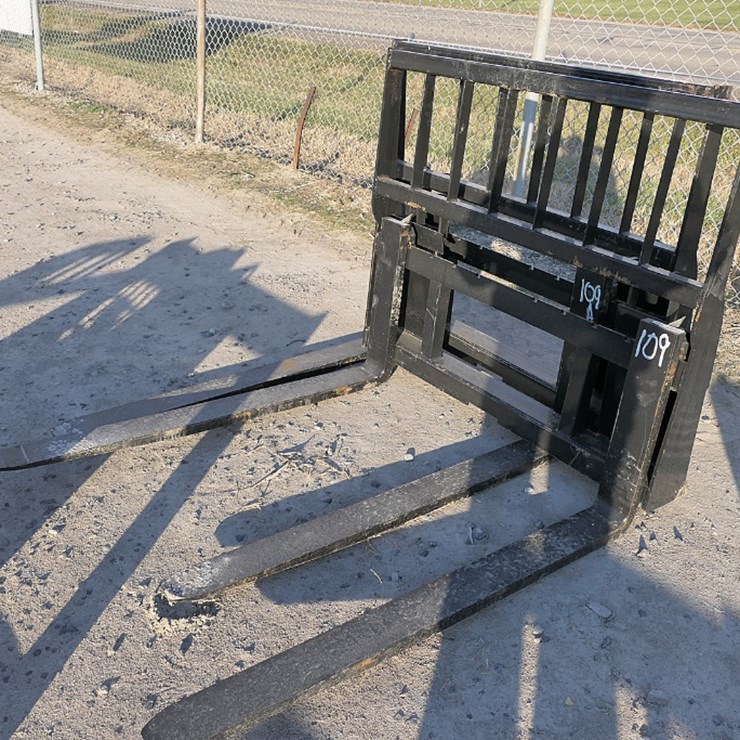Pallet Forks, fits Skidsteer QT (unused) (tax)