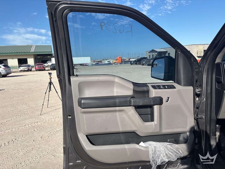 2015-ford-f-150-crew-cab-pickup-truck-image-9