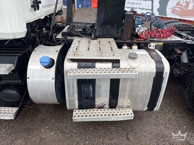 2012-mack-cxu613-day-cab-t/a-wet-kit-truck-tractor-image-11