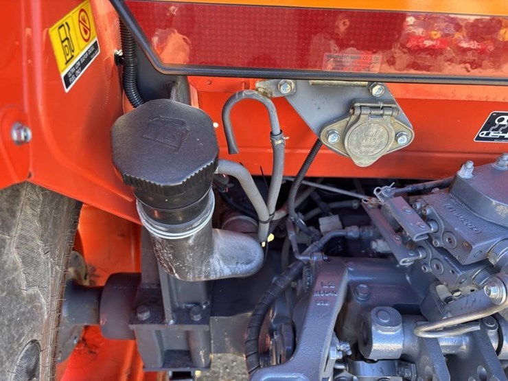 2019-kubota-m7060d-image-16