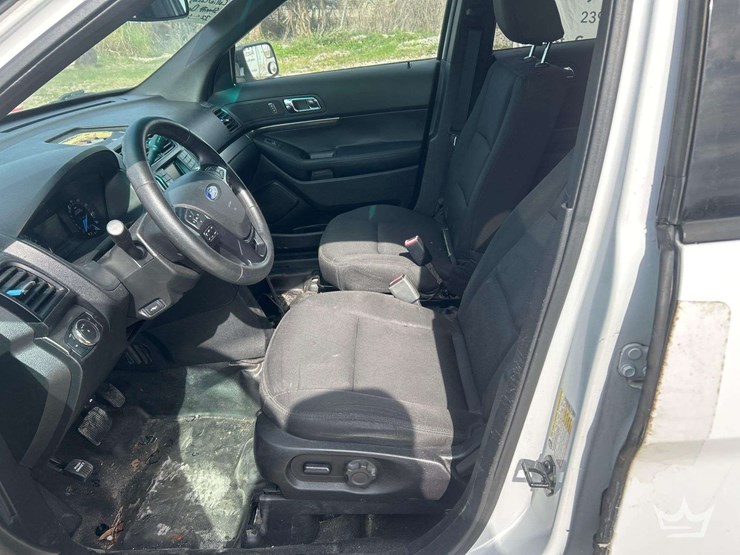 2016-ford-explorer-image-16