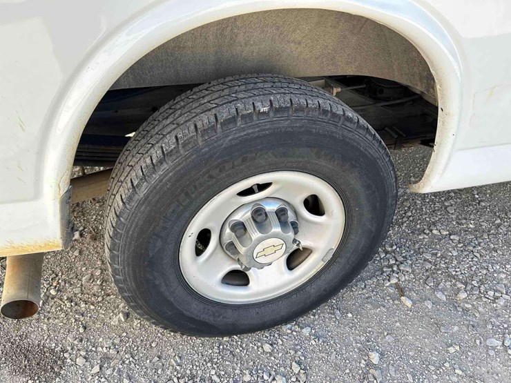 2012-chevrolet-express-3500-passenger-van-image-23