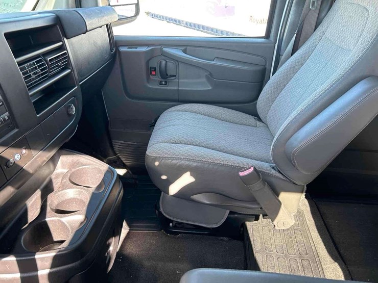 2012-chevrolet-express-3500-passenger-van-image-17