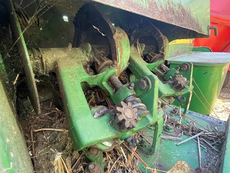 john-deere-336-image-28