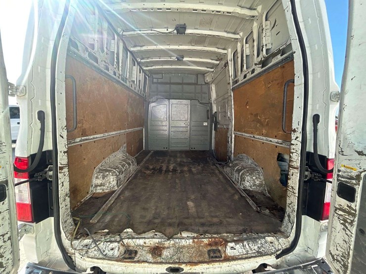 2012-nissan-nv2500hd-image-20