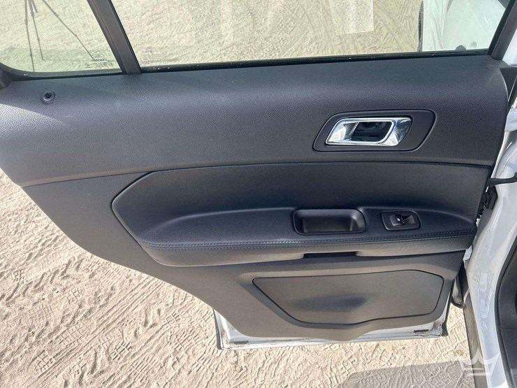 2016-ford-explorer-image-18