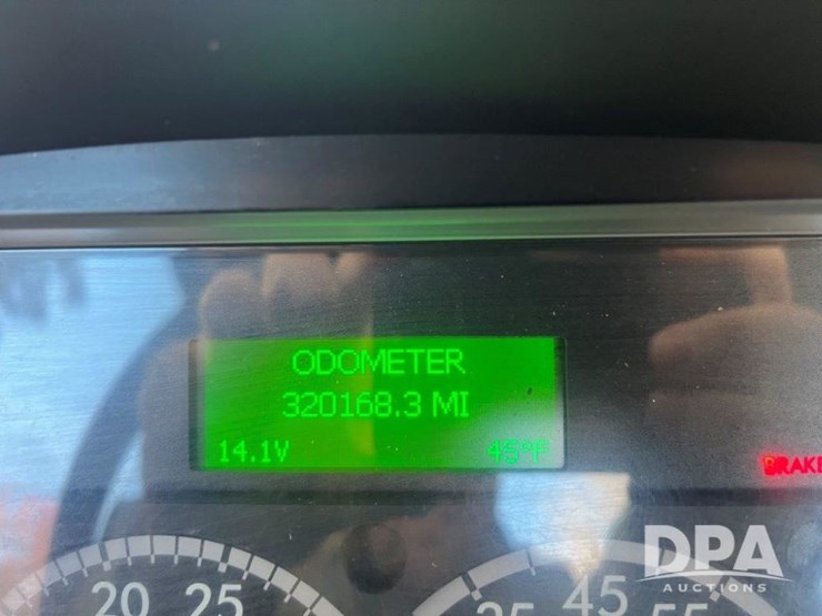 2018-freightliner-m2-106-image-9