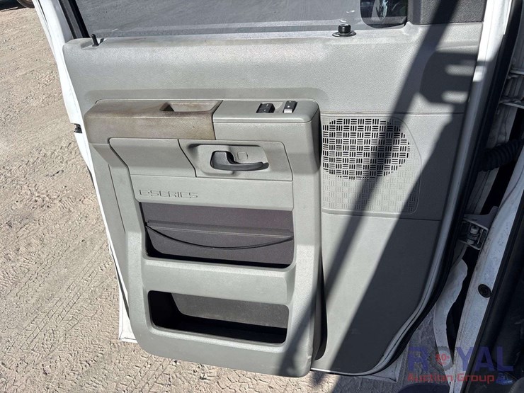 2013-ford-cargo-image-6