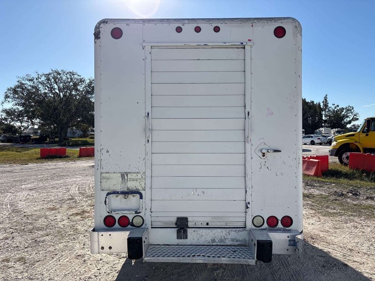 2016-isuzu-npr-image-15