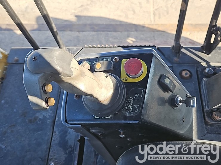 2014-caterpillar-cb54xw-image-21