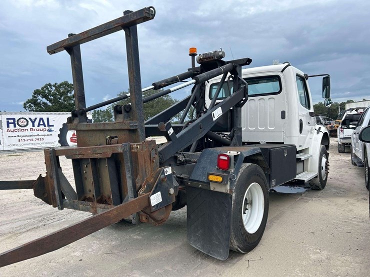 2005-freightliner-m2-106-image-3