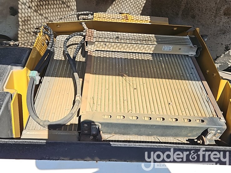 2014-caterpillar-cb54xw-image-17