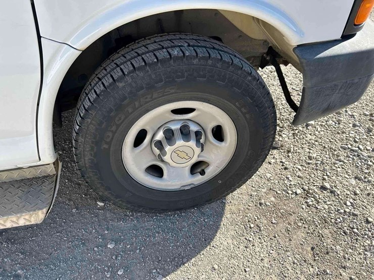 2013-chevrolet-express-3500-passenger-van-image-26