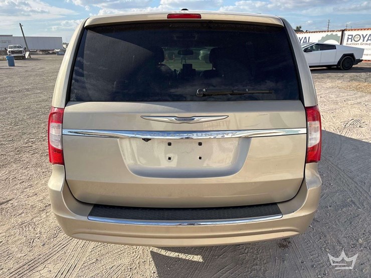 2013-chrysler-town-&-country-image-19