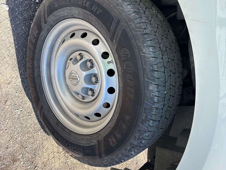 2021-nissan-nv2500hd-image-26