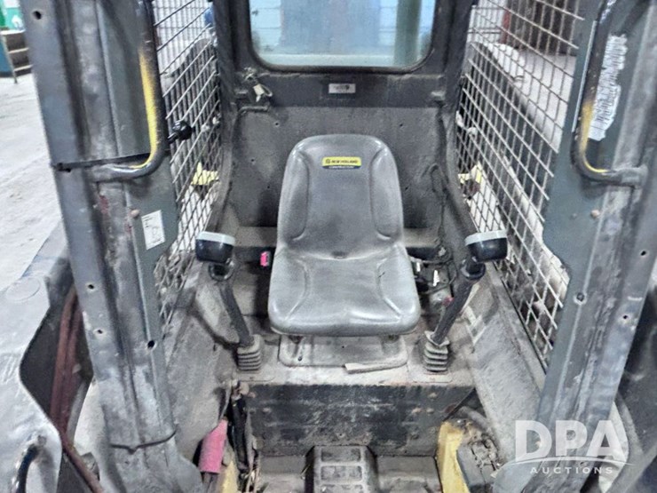 2011-new-holland-l218-image-16