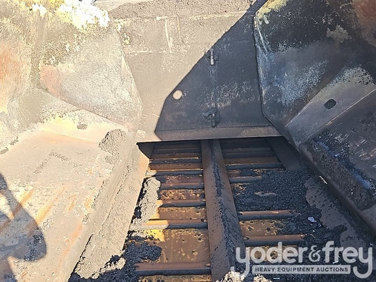 2017-caterpillar-ap-1000f-image-12