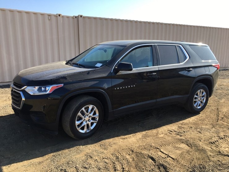 2021-chevrolet-traverse-ls-image-1